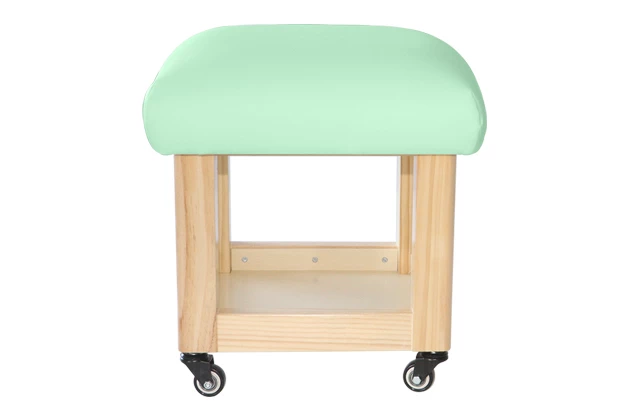 Taburete din lemn, pe roți