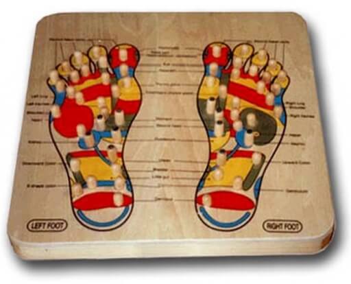 Dispozitiv pentru masajul picioarelor cu proeminențe flexibile