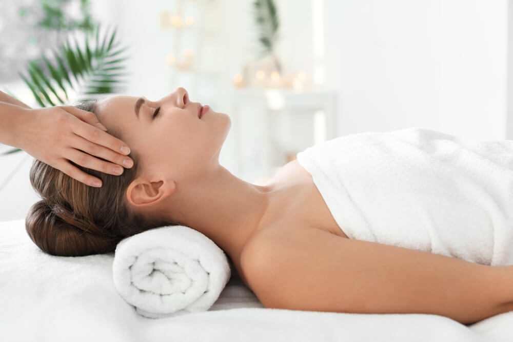 masajul acpului și al feței ajută în perioadele de stres intens