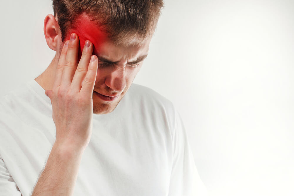 Durerea tipică unei migrene, se manifestă de obicei pe o parte a capului