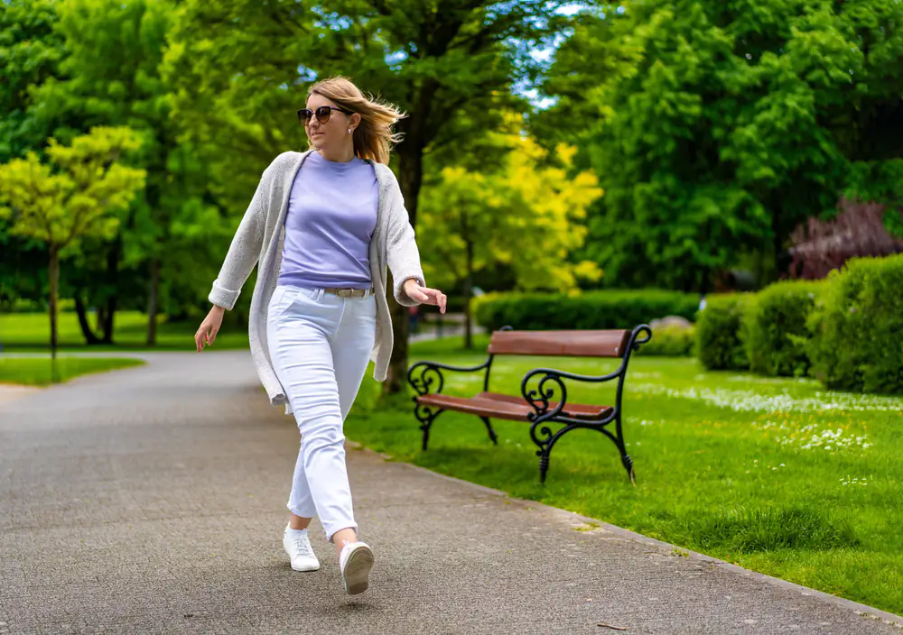 Mersul pe jos este o formă sănătoasă de exercițiu