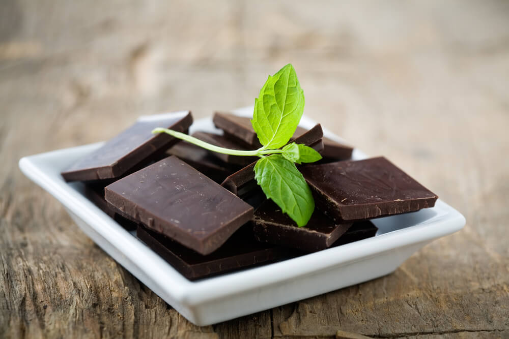 Ciocolata neagră promovează eliberarea hormonului fericirii