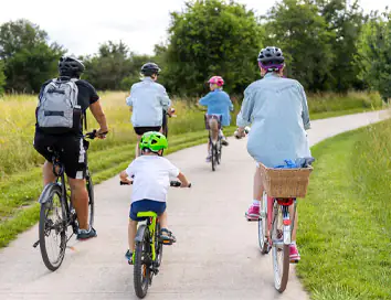 Ciclismul din perspectiva unui kinetoterapeut: de ce este una dintre cele mai săsnătoase activități fizice?
