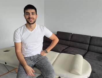 Profesionalism și cunoștințe vaste. Are 25 de ani și așa îl evaluează clienții săi. Profesionalism și cunoștințe vaste. Are 25 de ani și așa îl evaluează clienții săi.