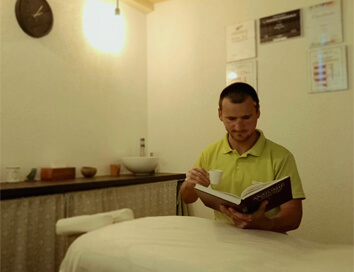 Sportivii, politicienii și oamenii obișnuiți merg la el la masaj. El își trăiește visul. Sportivii, politicienii și oamenii obișnuiți merg la el la masaj. El își trăiește visul.